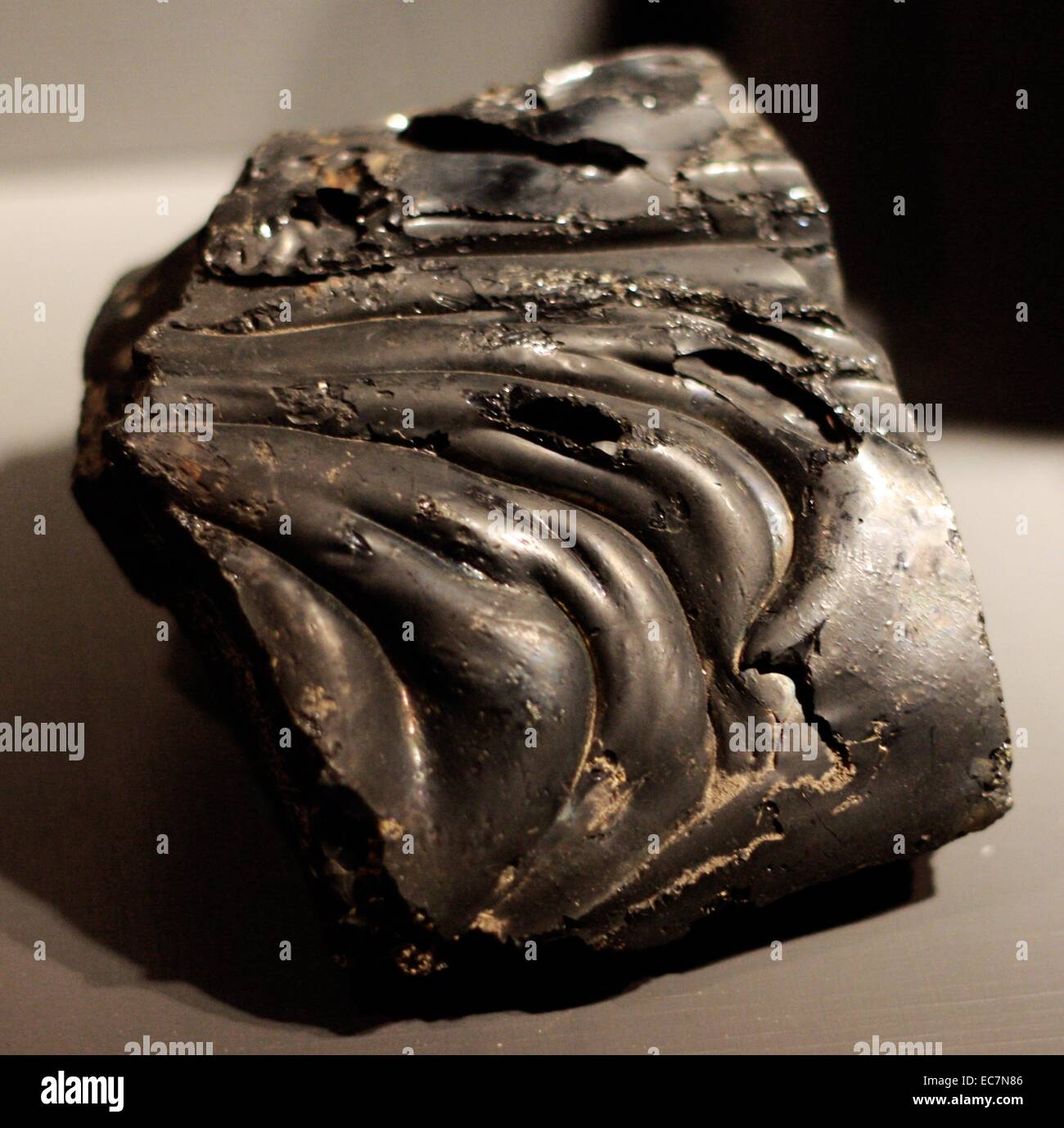 Scorie di piombo, Priddy, Somerset è il vetro-prodotto simile sulla sinistra dopo un metallo desiderato è stato separato dalla sua minerale grezzo. La scoria è di solito una miscela di ossidi di metallo e biossido di silicio. Foto Stock