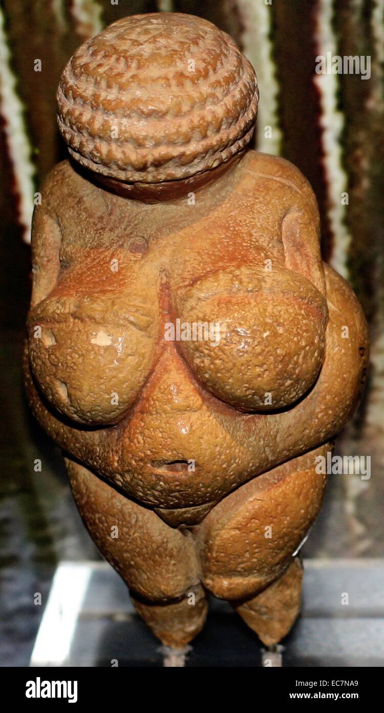 La Venere di Willendorf (replica), uno dei primi figurine femminili. Piccolo figurine femminili si trovano in tutta Europa dalla Francia alla Russia circa 28,000-20.000 anni fa. Foto Stock