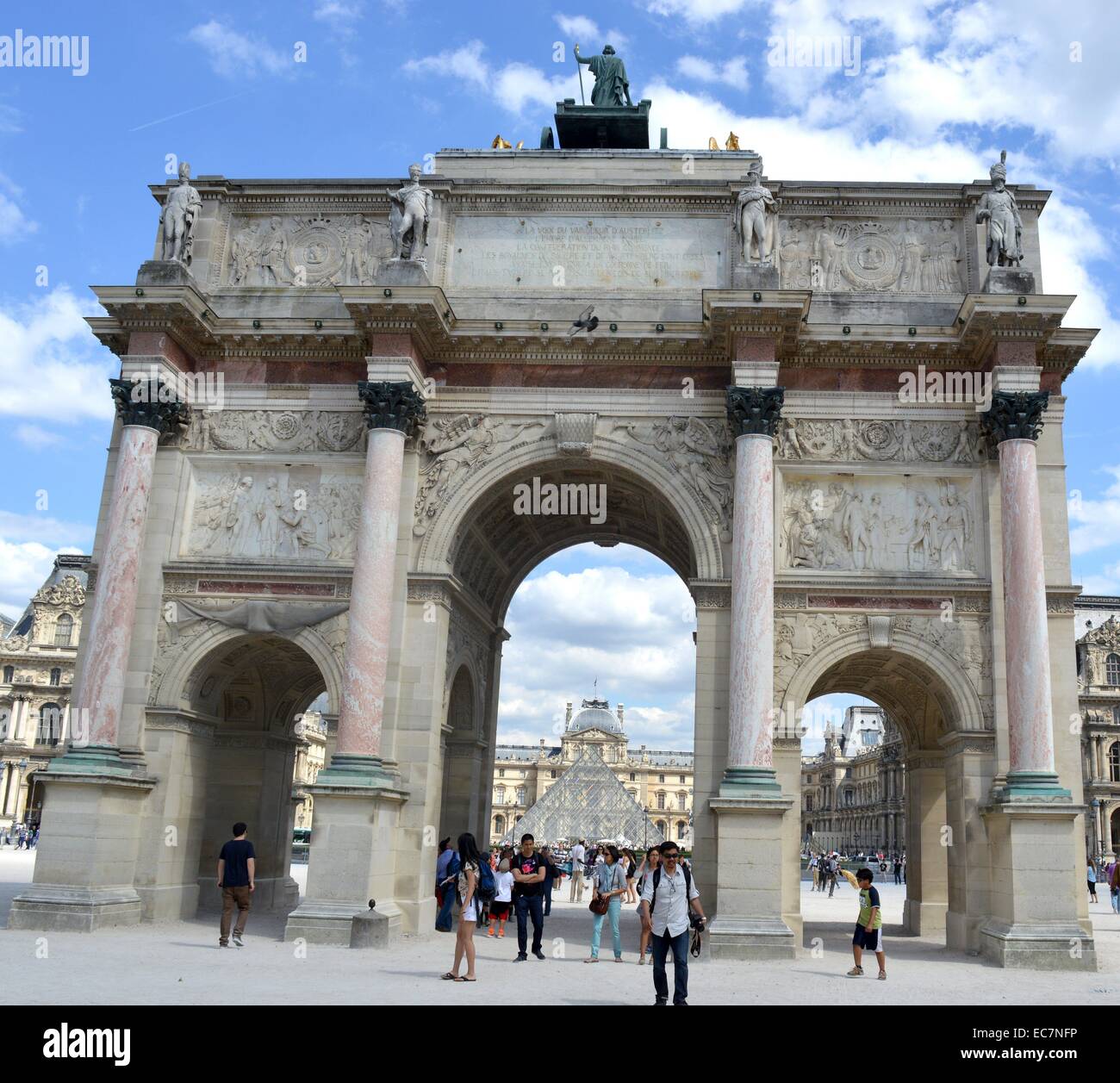 L'Arc de triomphe du Carrousel è un arco trionfale a Parigi, situato in Place du giostra sul sito dell'ex palazzo delle Tuileries. Fu costruita tra il 1806 e il 1808 per commemorare Napoleone vittorie militari dell'anno precedente. Foto Stock
