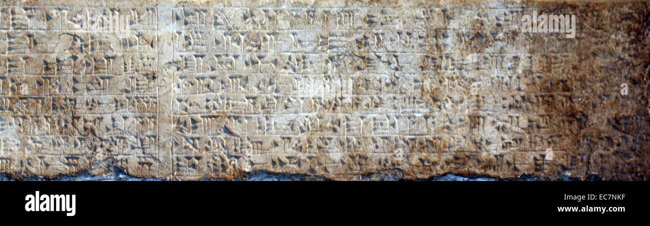 Carri, assiro circa 728 BC. Da Nimrud. Questa parete-pannello, uno di una serie, mostra due scene scollegato. Porta-cantonale, assiro, 9th-8secolo A.C. Da Nimrud. Il testo dà il nome e la genealogia di Adad-nirari III (810-783 a.C.) ed è stato scritto nei portoni di un palazzo costruito durante il suo regno. Foto Stock
