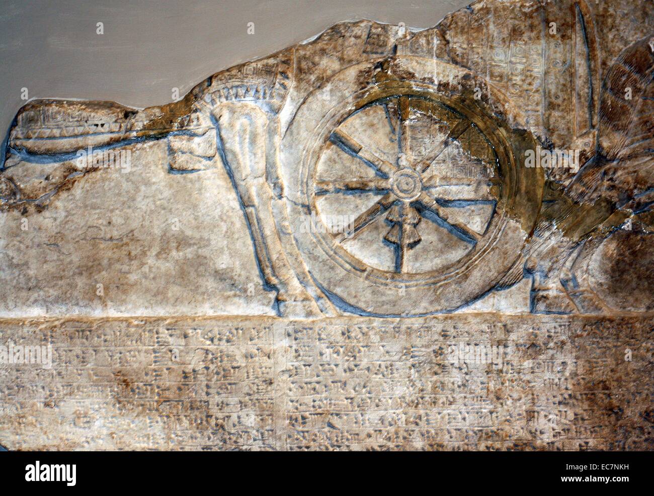 Carri, assiro circa 728 BC. Da Nimrud. Questa parete-pannello, uno di una serie, mostra due scene scollegato. Porta-cantonale, assiro, 9th-8secolo A.C. Da Nimrud. Il testo dà il nome e la genealogia di Adad-nirari III (810-783 a.C.) ed è stato scritto nei portoni di un palazzo costruito durante il suo regno. Foto Stock