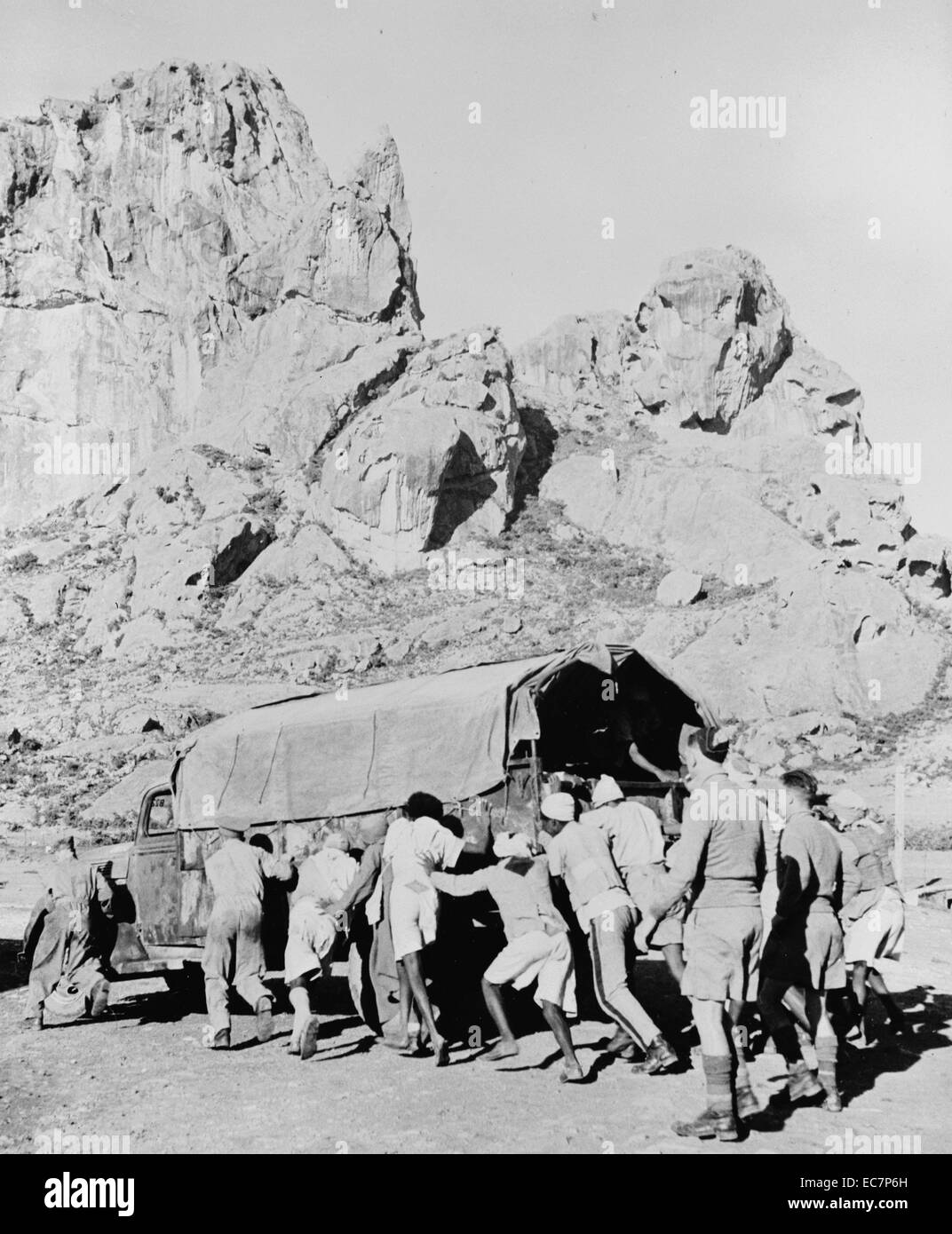 Etiope convoglio di rimpatrio. Etiope i prigionieri di guerra che vengono rilasciate dai britannici stanno spingendo uno dei più di cento venti camion che li trasportati da un britannico di internamento camp in Sudan per Dessye. In fondo è Schafe Montagna. Foto Stock