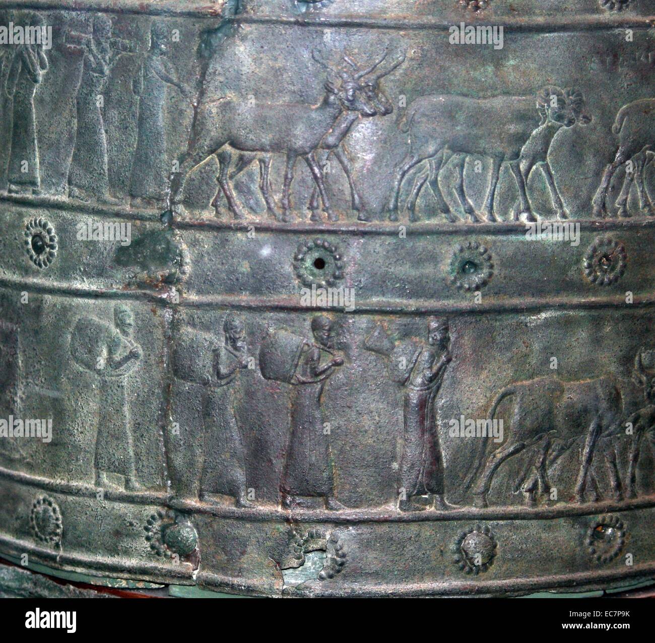 Il Balawat porte furono eretti da Shalmaneser III (858-824 a.C.) nel suo palazzo a Balawat. L'originale delle porte sono state legno, parzialmente coperto e rinforzati con strisce di bronzo, che erano le uniche parti che sono sopravvissuti. Foto Stock