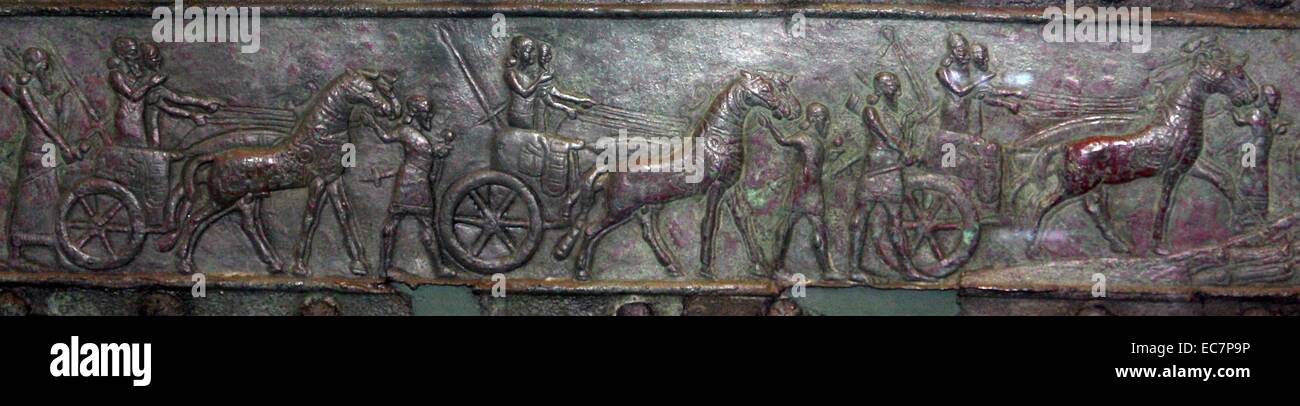 Il Balawat porte furono eretti da Shalmaneser III (858-824 a.C.) nel suo palazzo a Balawat. L'originale delle porte sono state legno, parzialmente coperto e rinforzati con strisce di bronzo, che erano le uniche parti che sono sopravvissuti. Foto Stock