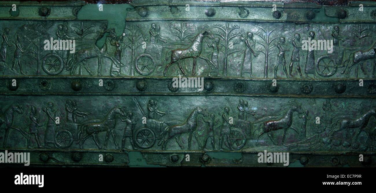 Il Balawat porte furono eretti da Shalmaneser III (858-824 a.C.) nel suo palazzo a Balawat. L'originale delle porte sono state legno, parzialmente coperto e rinforzati con strisce di bronzo, che erano le uniche parti che sono sopravvissuti. Foto Stock