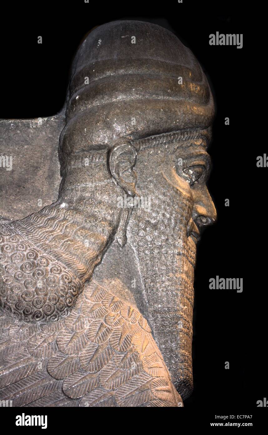 Winged-headed Lion assira, circa 865-860 A.C. Da Nimrud. Questo è uno di una coppia di uomo-guidato i Lions che è affiancato da una porta nella sala del trono del palazzo di Ashurnasirpal II (883-859 a.C.), che ha dato la protezione soprannaturale per l'edificio. Foto Stock