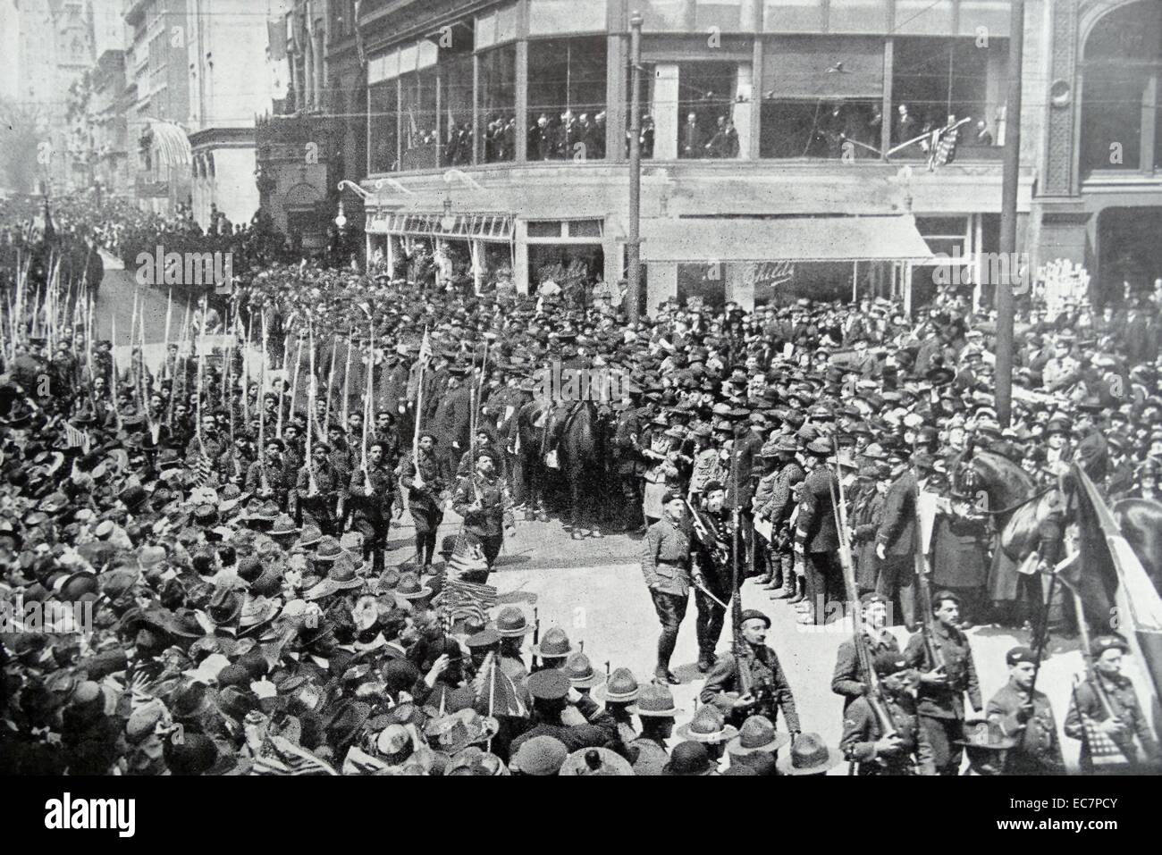 Soldati francesi a visitare New York come parte dello sforzo per conquistare il sostegno per l'america è entrata per la prima guerra mondiale Foto Stock