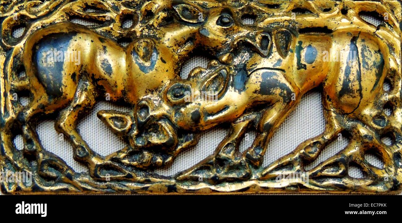 In bronzo dorato fibbie della cintura di sicurezza posteriore. Ordos tipo, 3rd-1st secolo A.C. Queste fibbie mostrano coppie di animali in combattimento. Foto Stock