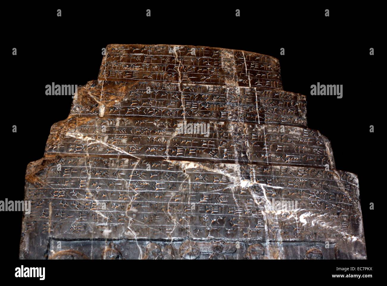 L obelisco nero di Shalmaneser III (858-824 a.C.) assira, circa 827 BC. L'obelisco eretto nel centro di Nimrud, poco prima di Shalmaneser III la morte. Esso registra i re della campagne, mostra omaggio portato da tutte le direzioni. La pietra è di per sé una a grana fine calcare nero venato di bianco. Foto Stock