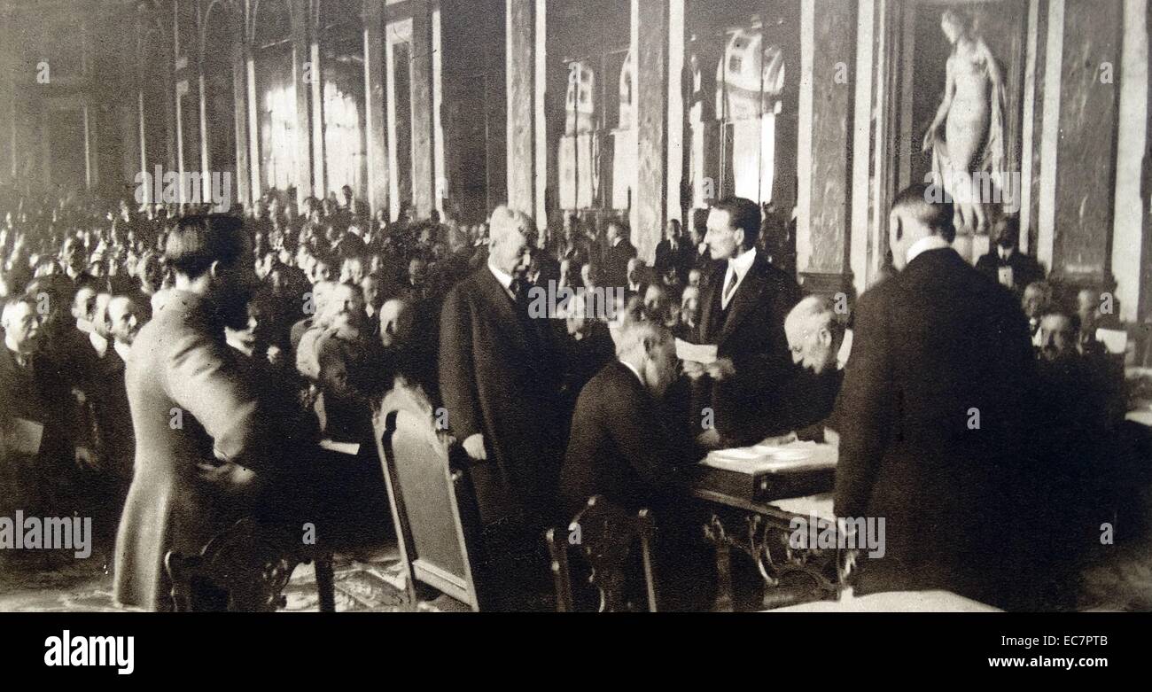 Trattato di Versailles è firmato dal Presidente Woodrow Wilson alla conferenza di pace, Giugno 1919 Foto Stock