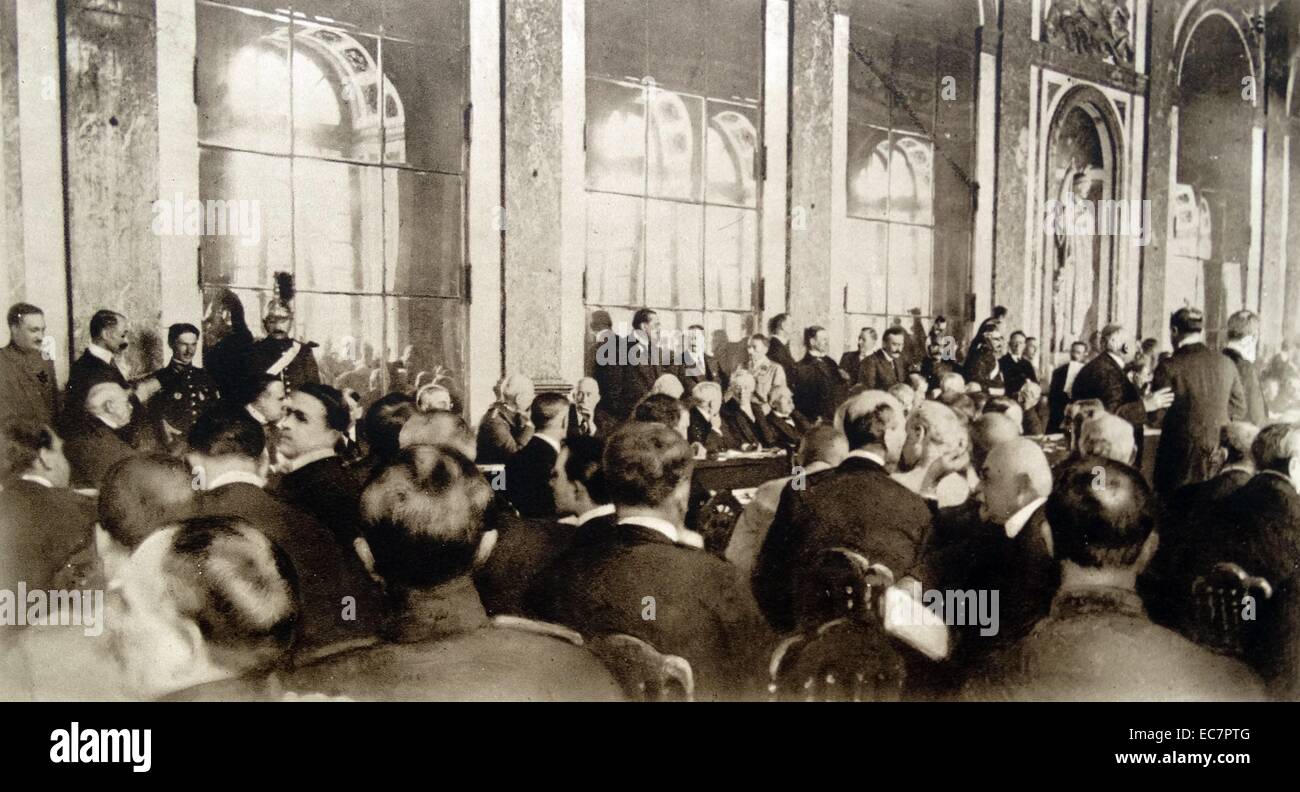 Trattato di Versailles è firmato dal primo misister Clemenceau e il presidente americano Woodrow Wilson. Giugno 1919 Foto Stock