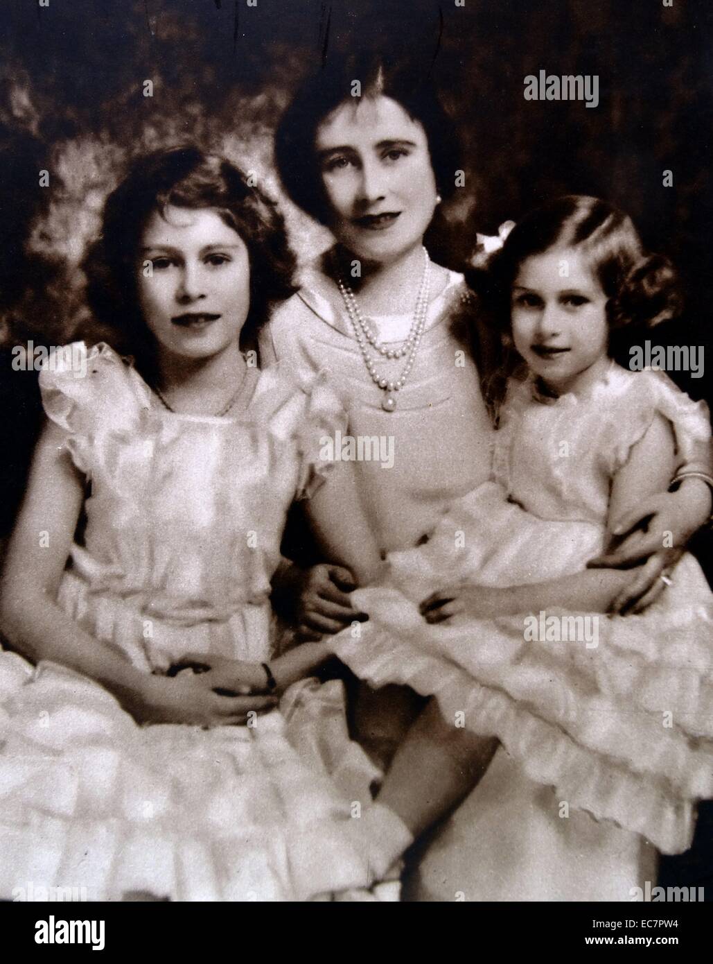 La Principessa Elisabetta (successivamente Elizabeth II) con sua sorella margherita e la Madre Regina Elisabetta. Foto Stock