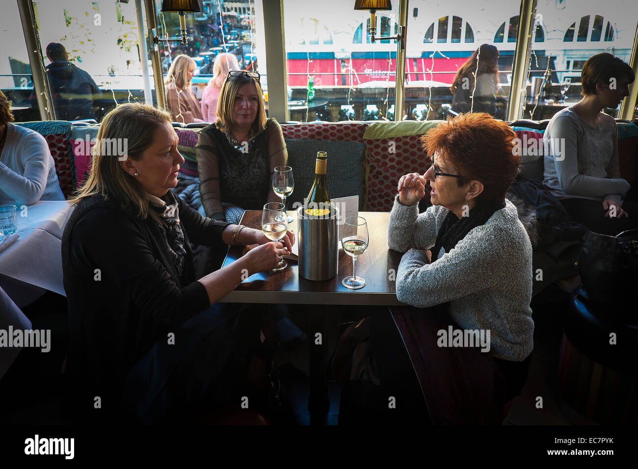 Gli amici condividono una bottiglia di vino nella Brasserie Blanc in Covent Garden di Londra. Foto Stock