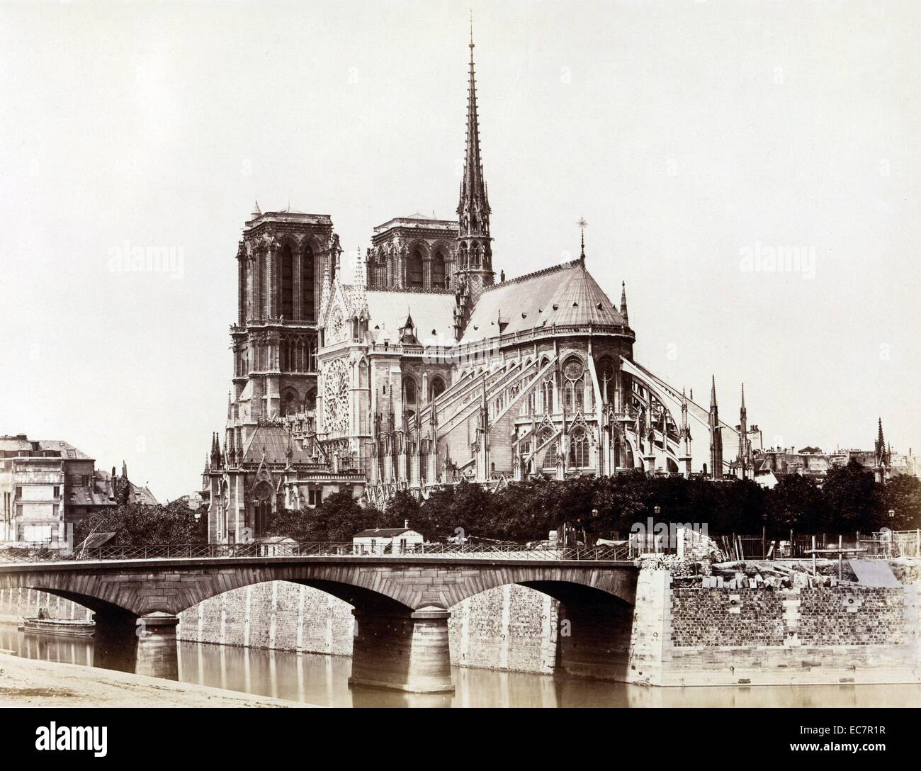 Fotografia della facciata est della Cathédrale Notre Dame de Paris, da Édouard Baldus (1813-1889). Paesaggio francese, architettonico e fotografo ferroviario. Datata 1860 Foto Stock