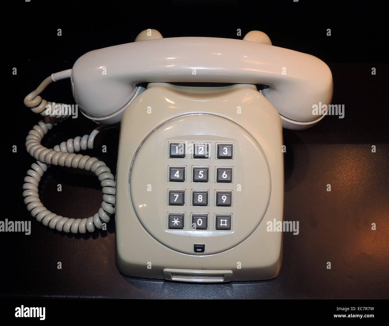 Telefono modello da 1975.I primi telefoni per il tono della segnalazione di  numeri sono state messe a frutto in 1975 in aree con telefono  computerizzato di scambi. Il principio dietro la segnalazione