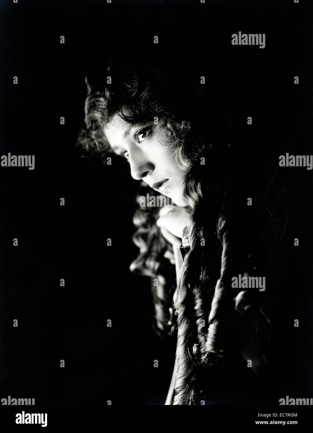 Mary Pickford; testa e spalle ritratto; rivolto verso sinistra; tra il 1910 e il 1920. Mary Pickford (aprile 8; 1892 - 29 Maggio 1979) era un Canadian-American motion picture attrice; co-fondatore della casa di produzione cinematografica United Artists e uno degli originali 36 fondatori dell'Accademia delle Arti e delle scienze cinematografiche Foto Stock