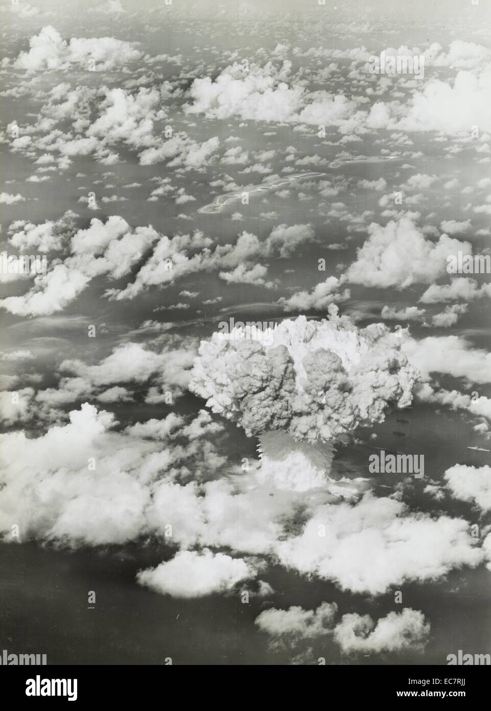 Cloud a fungo con le navi al di sotto durante il funzionamento crocevia di armi nucleari a prova di Bikini Atoll Foto Stock