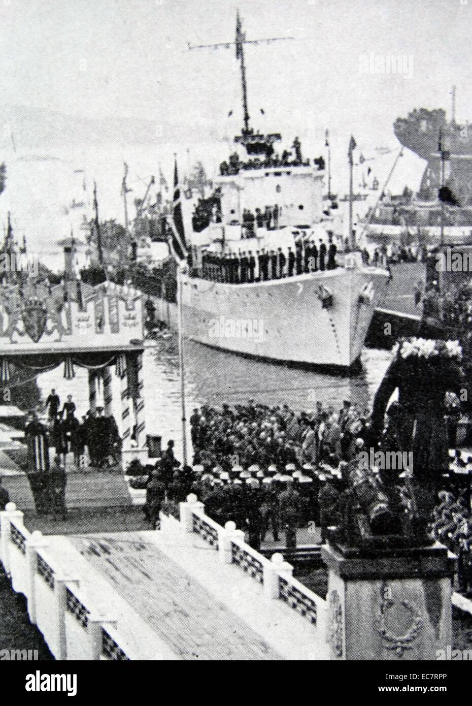La famiglia reale di Norvegia ritorno sull'HMS Norfolk dopo la liberazione di Norvegia dopo la Seconda Guerra Mondiale Foto Stock