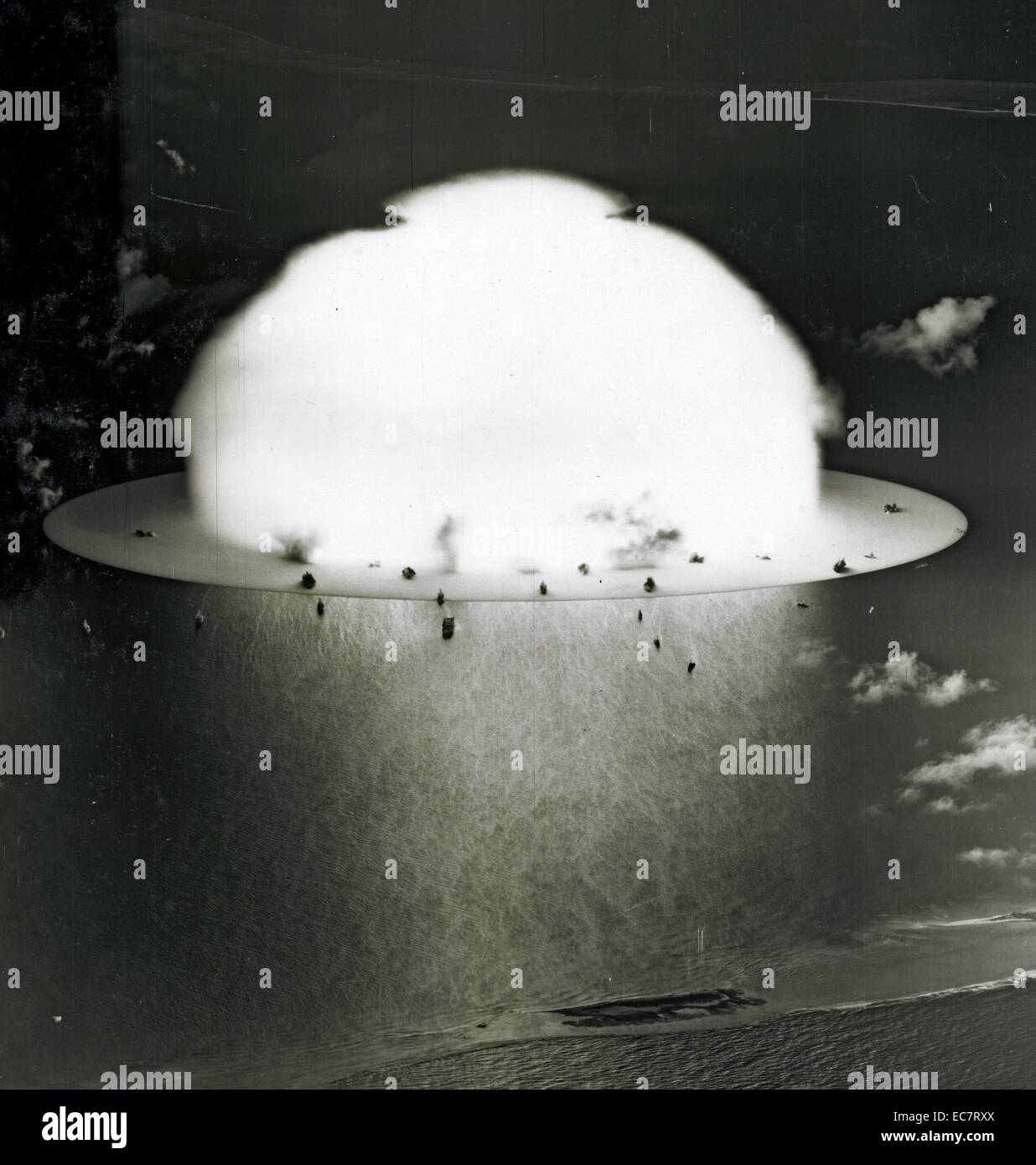 Cloud a fungo con le navi al di sotto durante il funzionamento crocevia di armi nucleari a prova di Bikini Atoll Foto Stock