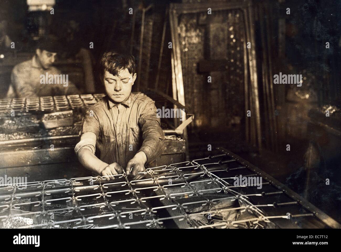 Ragazzi " Collegare l' bed-molle. 14 e 15 anni ragazzi impiegati come manodopera minorile in Boston Massachusetts; Foto Stock