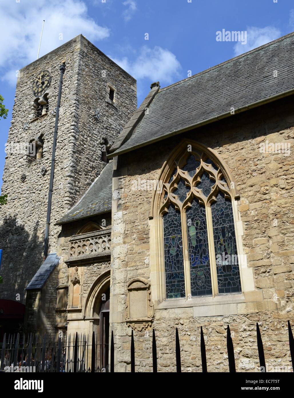 St Michael presso la porta nord è una chiesa di Cornmarket Street, all'incrocio con Ship Street, nel centro di Oxford, Inghilterra. La chiesa è così chiamato perché questa è la posizione dell'originale porta a nord di Oxford quando era circondato da un muro della città Foto Stock
