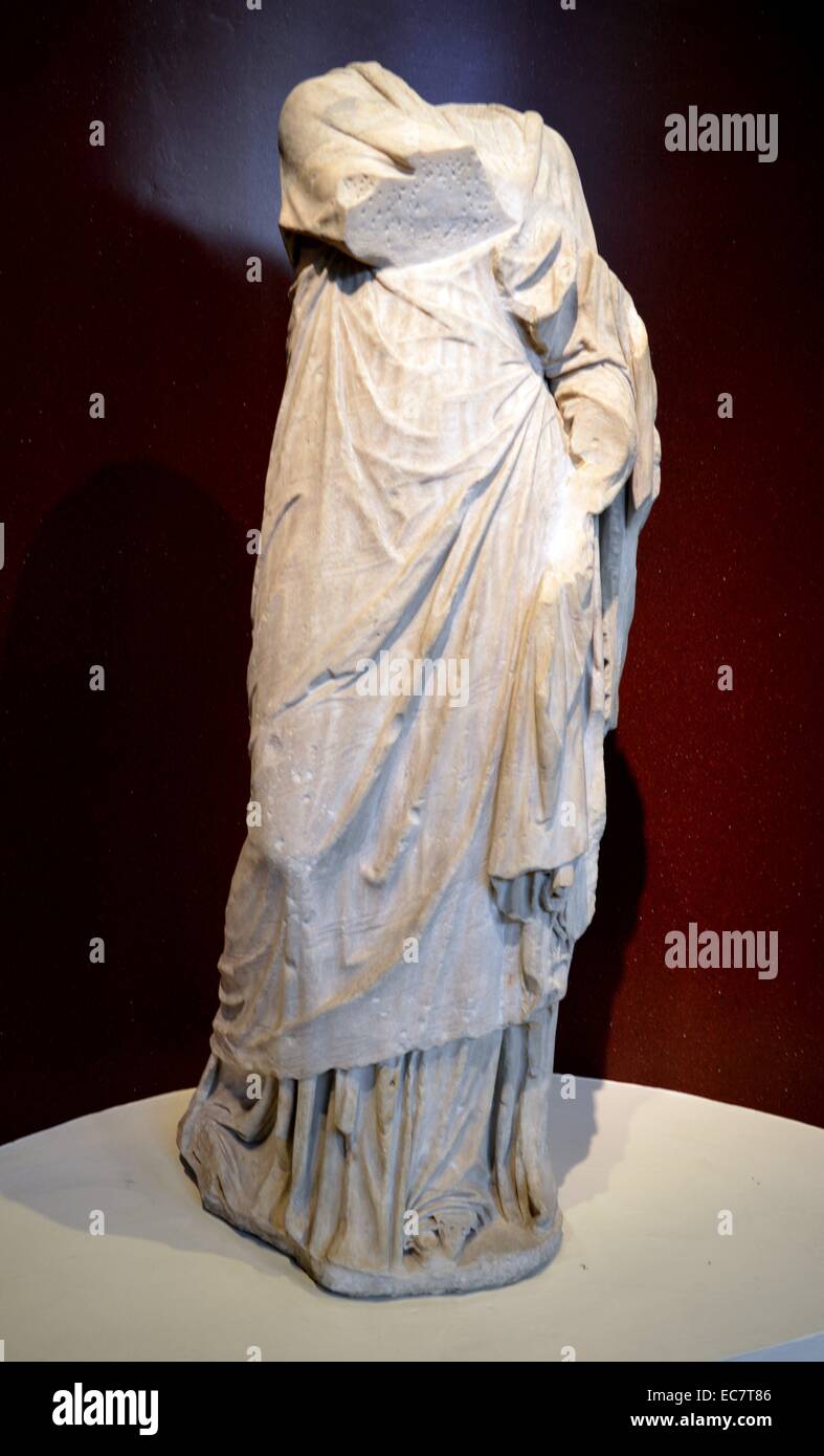 Marmo ritratto femminile statua. Appartenenti al 'Small Herculanean donna' tipo gettando un angolo del suo manto sopra la sua spalla sinistra. Ritratto testa ora mancante, tardo ellenistico, 250-1 BC. Foto Stock