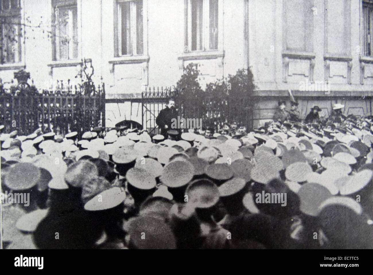 Friedrich Ebert (1871-1925), uomo politico tedesco soldati di indirizzamento a Berlino; 1919 Foto Stock