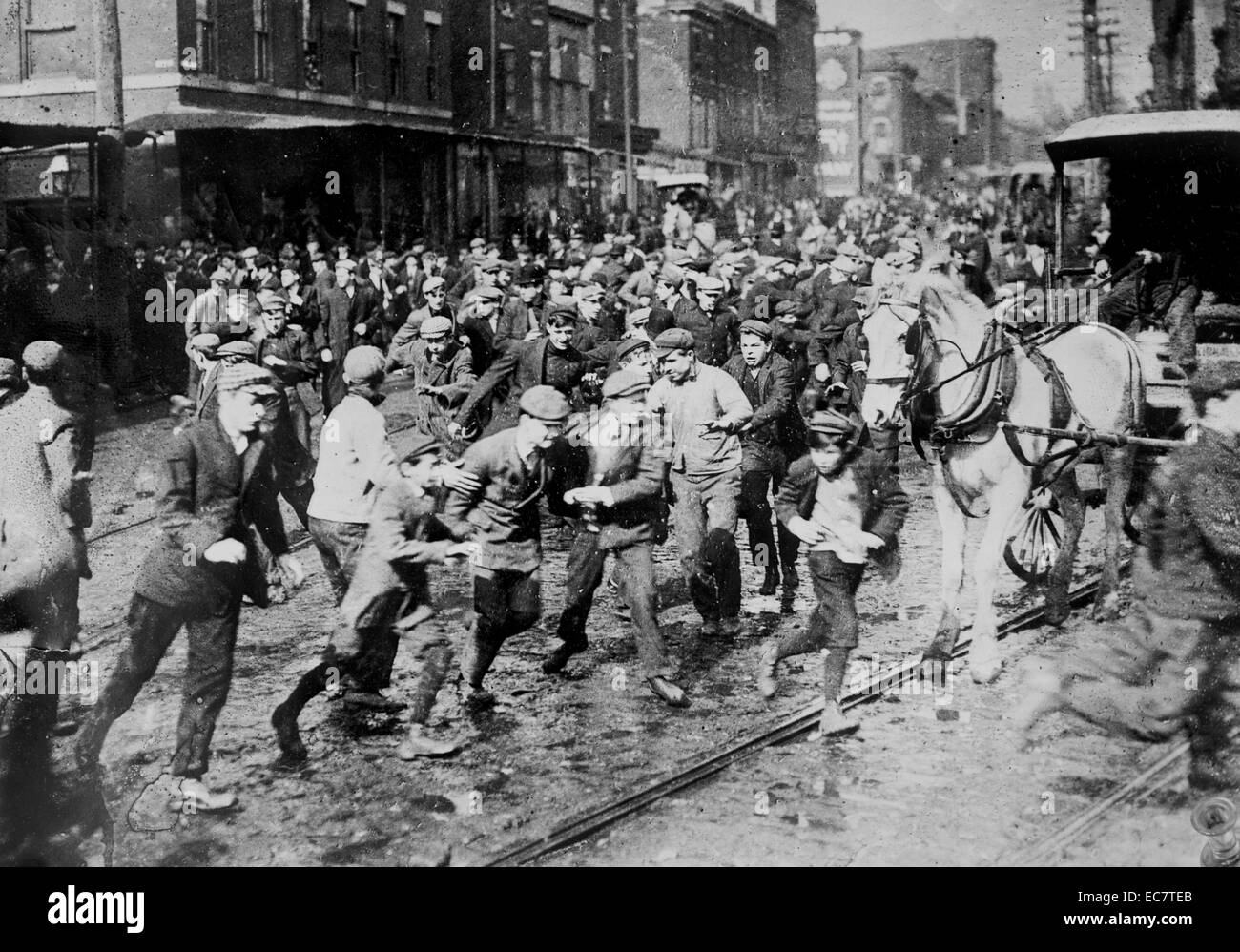 Rivoltosi in carica attraverso una strada verso un cavallo disegnato a auto, successivamente è stato trovato naufragare su Kensington Ave., Philadelphia. Foto Stock