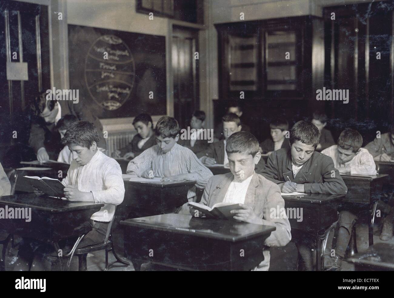 L'immagine mostra una classe di immigrati in una scuola serale di Boston, Massachusetts. c1909 Foto Stock
