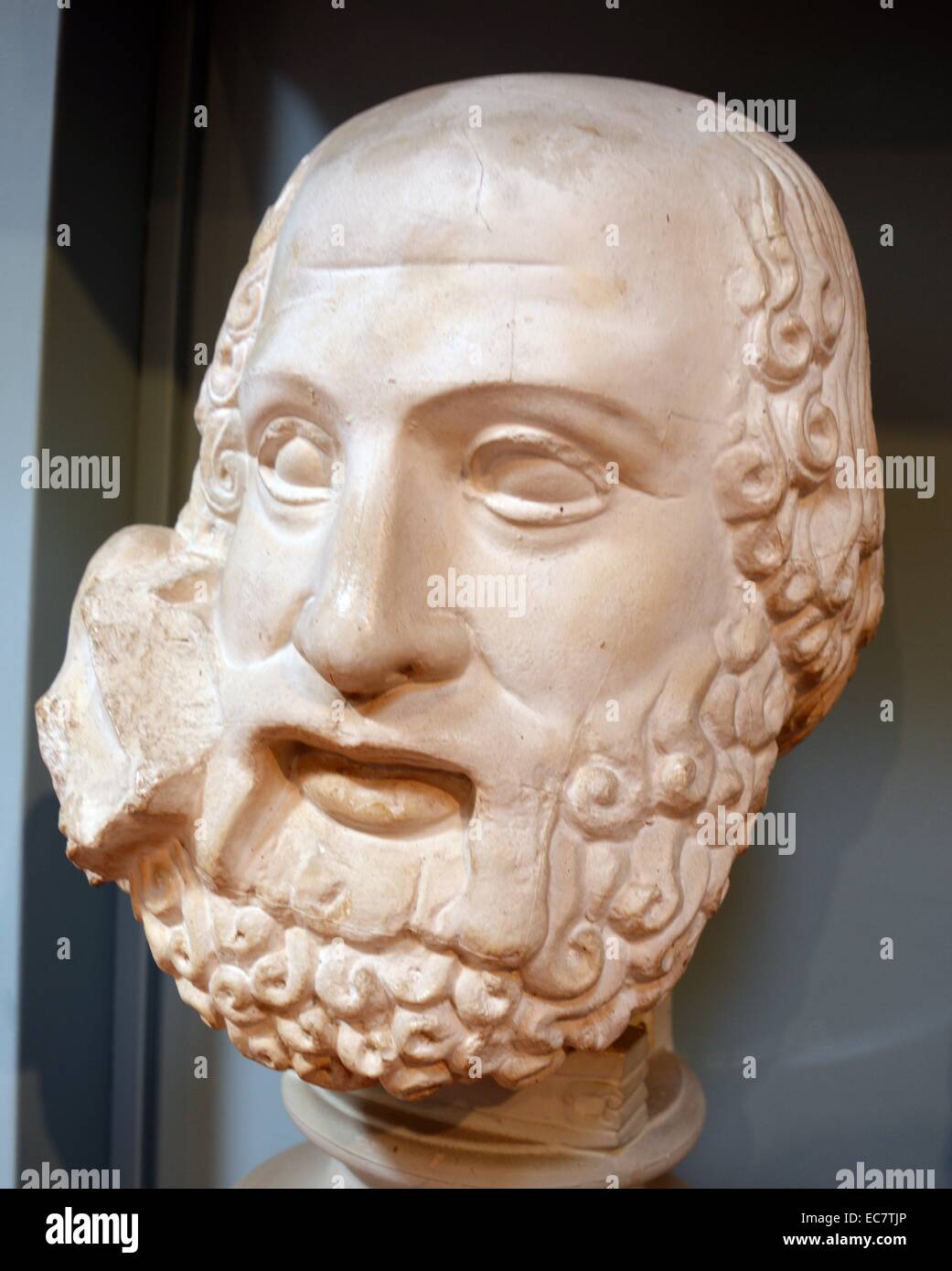 Capo di un veggente (N), dal frontone orientale (scultura) del tempio di Zeus, Olympia. A volte chiamato il severo stile, che viene esemplificato nelle sculture per il tempio. Foto Stock