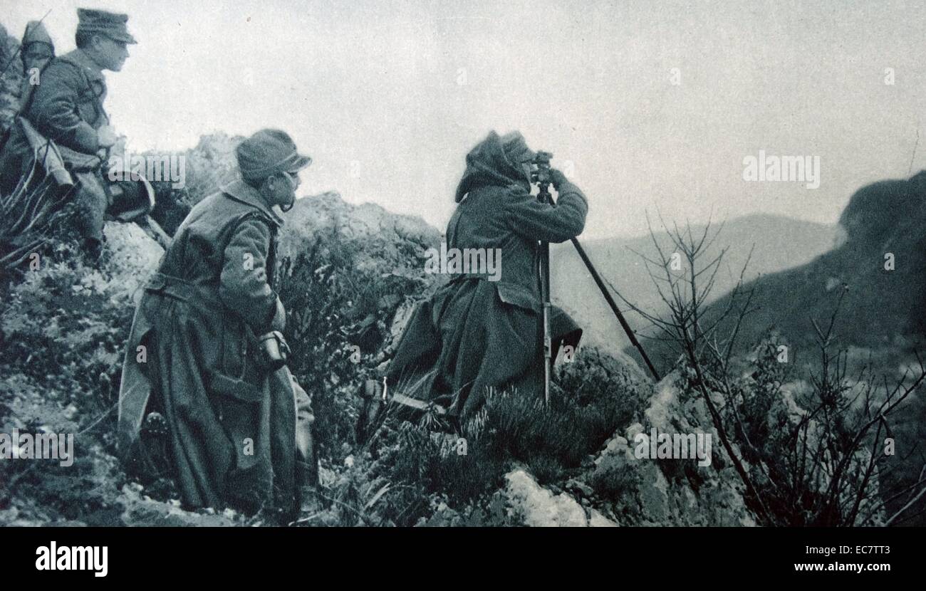 Italian gunners prendere le osservazioni nelle Dolomiti; la prima guerra mondiale Maggio 1915 Foto Stock