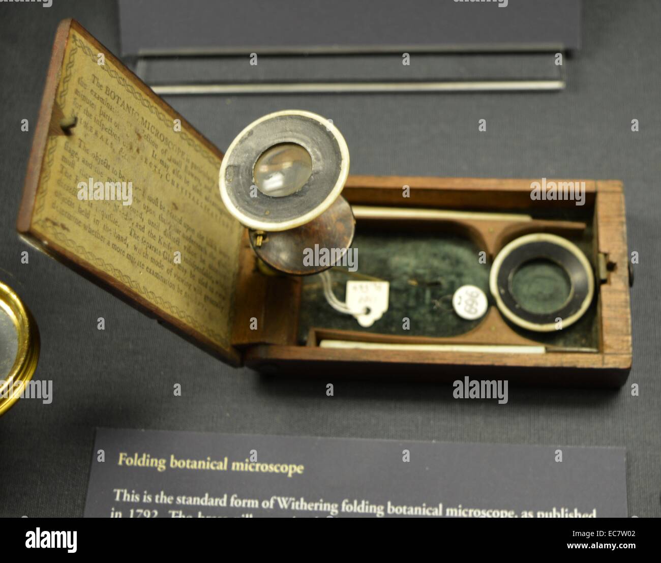 Piegatura microscopio botanico. Modulo standard di appassimento piegatura microscopio botanico, pubblicato 1792. Il pilastro di ottone impostato nella cerniera si alza quando la scatola viene aperta e la parte superiore del pilastro viti per trovare la messa a fuoco. Gli accessori sono due strumenti di dissezione e di una lente di ingrandimento a mano. Foto Stock