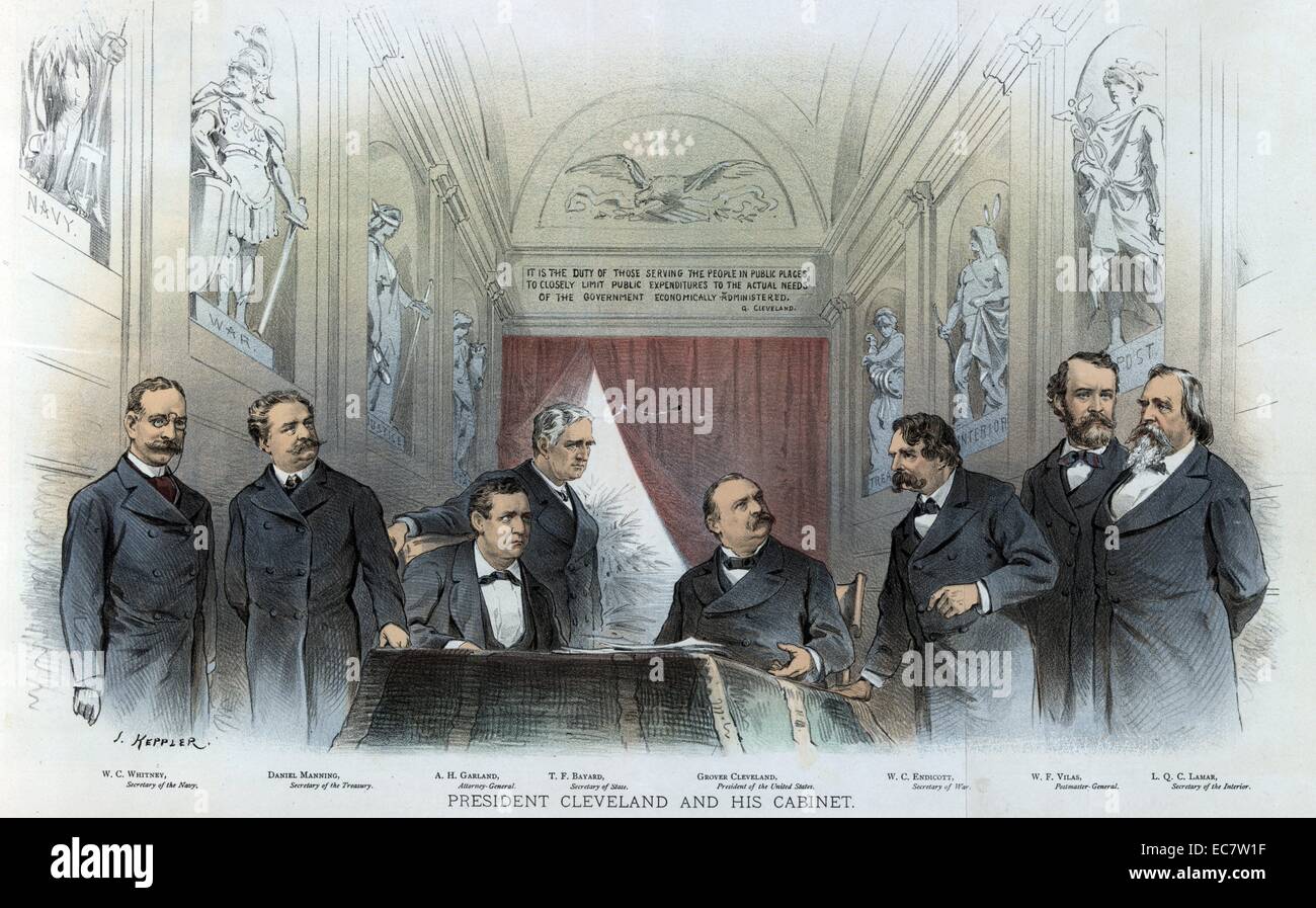 Presidente di Cleveland e il suo gabinetto ' Presidente Cleveland seduti ad una scrivania tra i suoi membri del gabinetto. Essi sono in una sala rivestita con statue etichettato "Navy, guerra, giustizia, Stato, tesoro interiore, [e] Post". Sulla parete di fondo della stanza è la seguente citazione, "è dovere di coloro che servono il popolo in luoghi pubblici per limitare strettamente la spesa pubblica per le effettive esigenze del governo economicamente somministrata. G. Cleveland'. Foto Stock