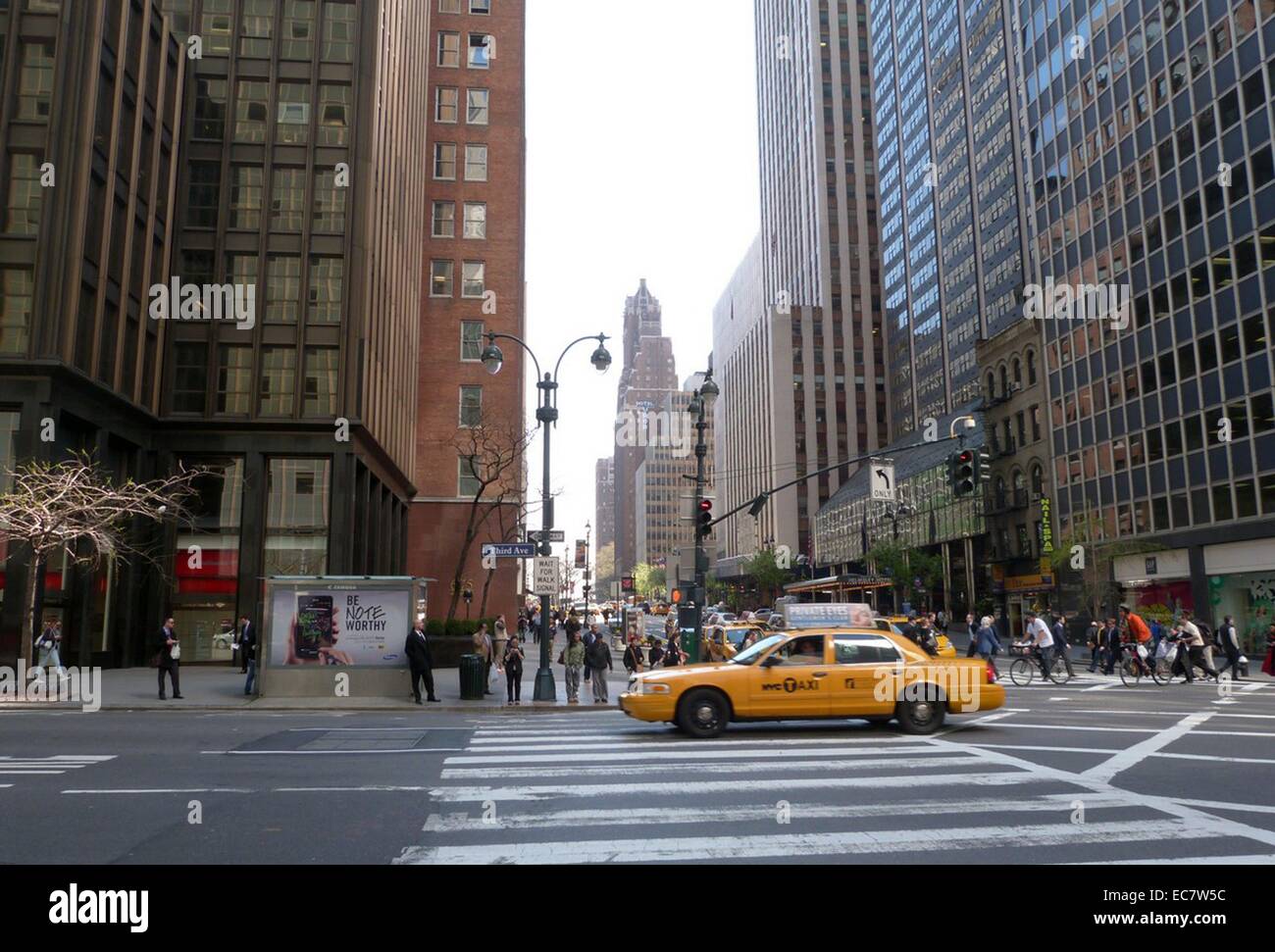 New York taxi passa attraverso la 3° Avenue. Foto Stock