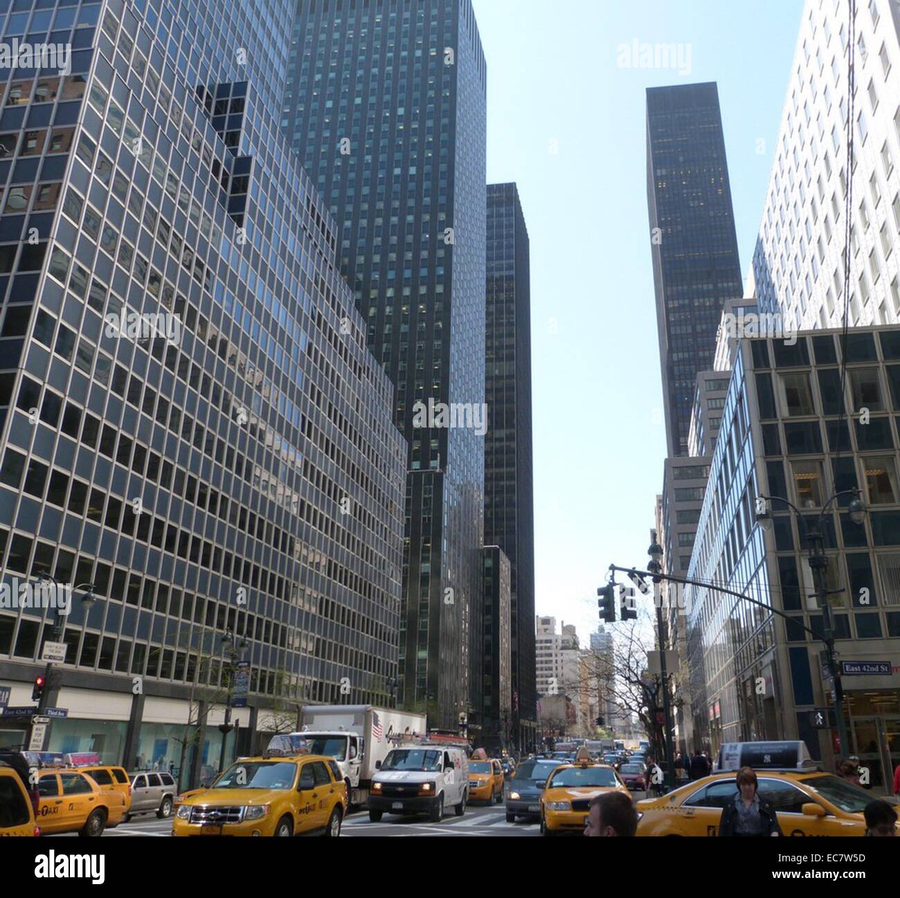 New York il traffico attraversa la terza Avenue e East 42th Street. Foto Stock