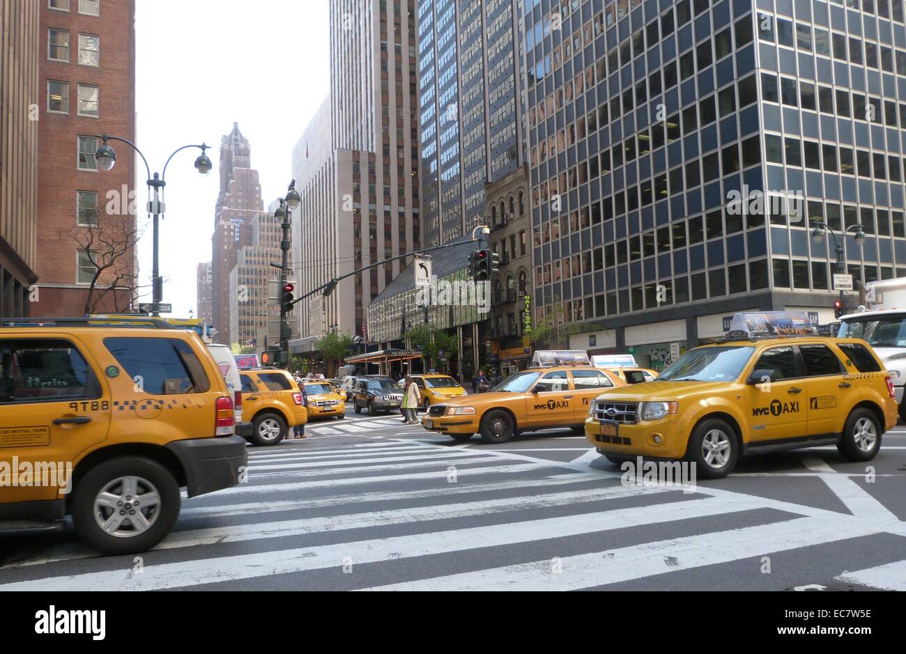 New York il traffico attraversa la terza Avenue e East 42th Street. Foto Stock