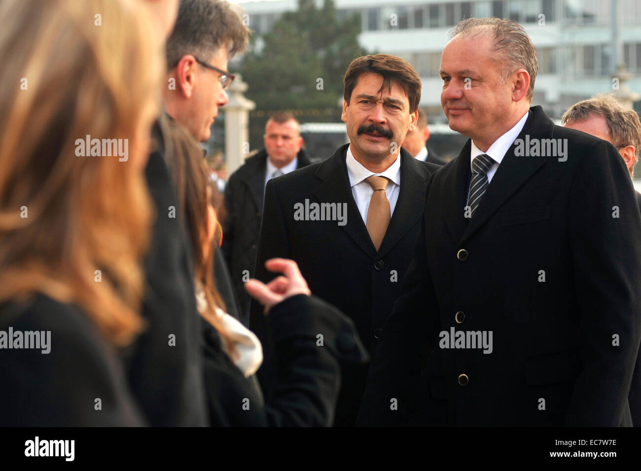 Il Presidente ungherese Janos Ader (sinistra) visite ufficiali della Slovacchia e incontra il presidente slovacco Andrej Kiska (destro) nella parte anteriore del Palazzo Presidenziale a Bratislava, in Slovacchia, il 10 dicembre 2014. (CTK foto/Jan KOLLER) Foto Stock