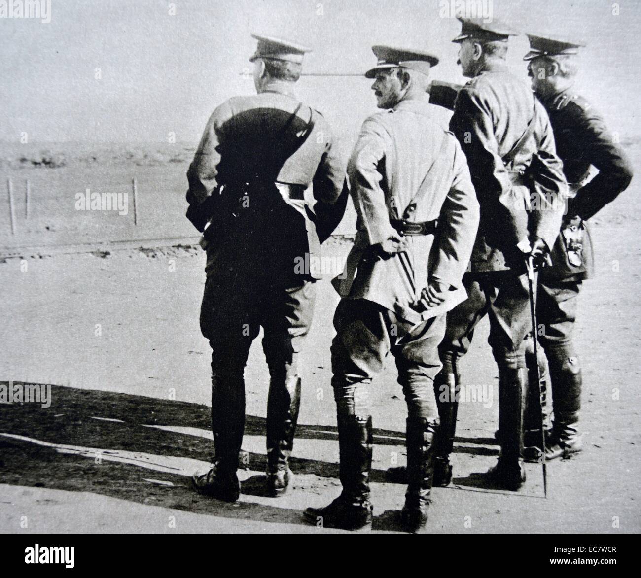 British Generals fra cui Lord Kitchener guarda il novembre 1915 evacuazione di Anzac forze dalla baia di Suvla nella Prima Guerra Mondiale. Foto Stock