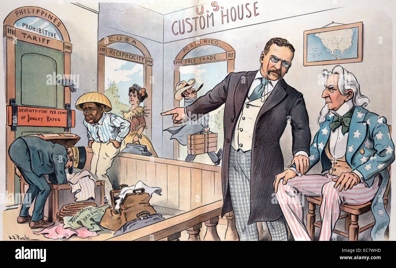 Presidente Theodore Roosevelt in piedi accanto allo zio Sam che è seduto su uno sgabello in un 'U.S. Custom House' Foto Stock