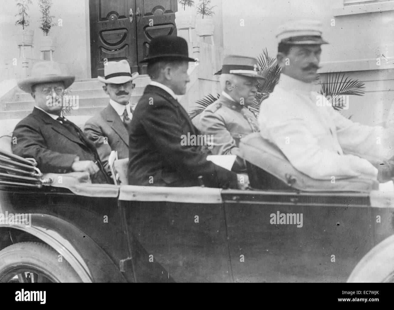 Presidente Theodore Roosevelt in automobile al di fuori dell'Istituto di Butantan, Sao Paolo del Brasile. Roosevelt era un autore americano, naturalista, explorer, storico e politico che ha servito come il ventiseiesimo Presidente degli Stati Uniti Foto Stock