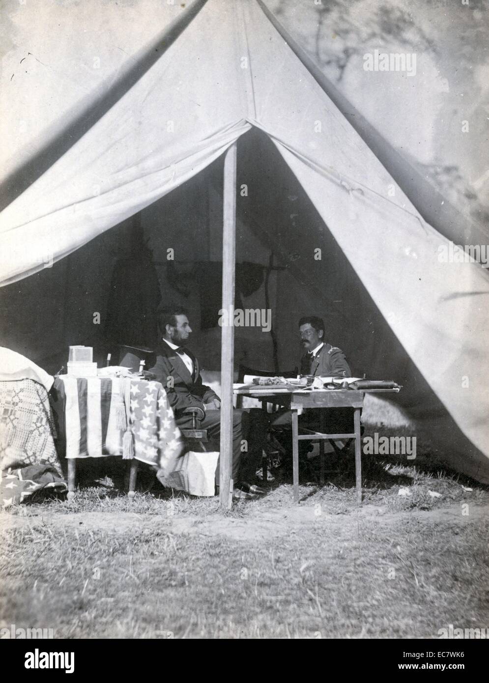 Il presidente e il generale McClellan sul campo di battaglia di Antietam. La fotografia mostra il Presidente Lincoln e il generale McClellan alloggiato all'interno di una tenda sul campo di battaglia di Antietam. Foto Stock