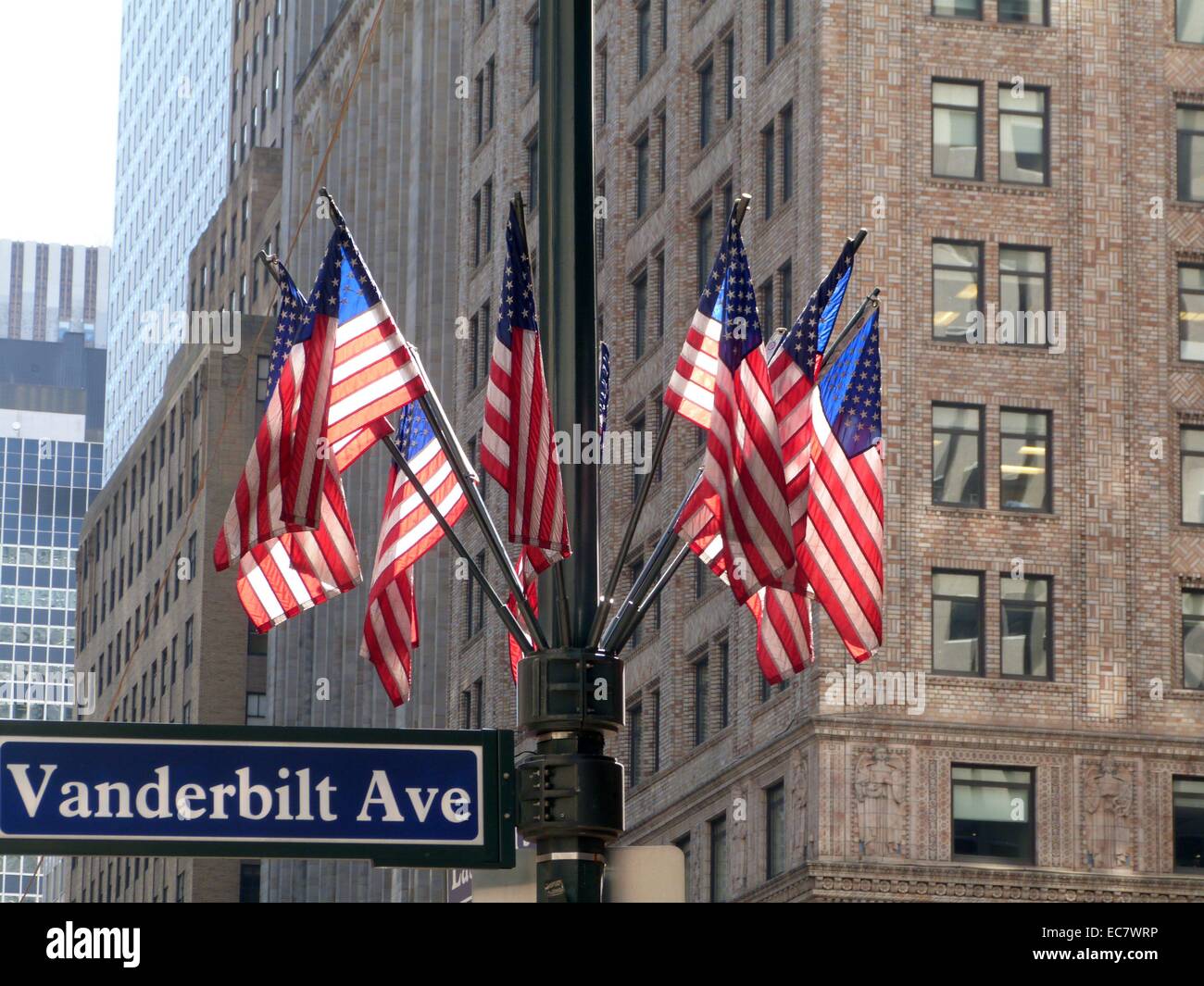 Bandierine americane decorare un lampione al Vanderbilt Avenue a Midtown New York City. 2014 Foto Stock