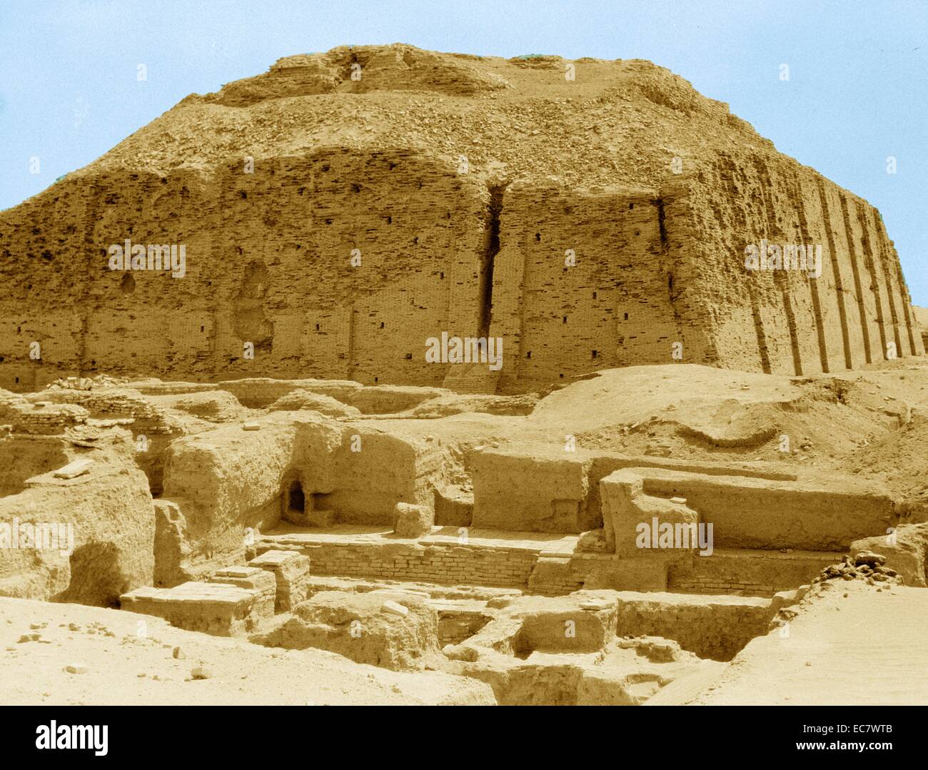 La facciata ricostruita del Neo-Sumerian grande Ziggurat di Ur, vicino a Nassiriya in Iraq. Ziggurat erano stati costruiti dai Sumeri, Babilonesi, Elamiti, Acadians e assiri per religioni locali. Ogni ziggurat era parte di un tempio complesso che comprendeva altri edifici. I precursori degli ziggurat sono state sollevate le piattaforme che data dal periodo Ubaid[1] durante il IV millennio a.c. Le prime ziggurat ha iniziato nei pressi della fine dell'inizio periodo dinastico.[2] L'ultima ziggurat mesopotamiche data dal VI secolo A.C. Foto Stock