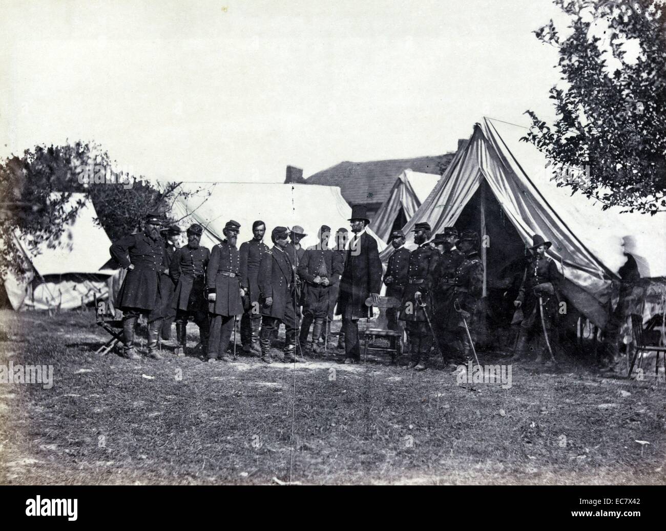 Abraham Lincoln a Antietam, Maryland, il Venerdì, 3 ottobre 1862, durante la sua visita al generale McClellan, comandante dell esercito del Potomac, incoraggiare "Little Mac' per attaccare l'esercito confederato. Lincoln si pone in piedi da una sedia e di fronte McClellan con altri Unione ufficiali dell'esercito raggruppate al di fuori di una tenda. Foto Stock