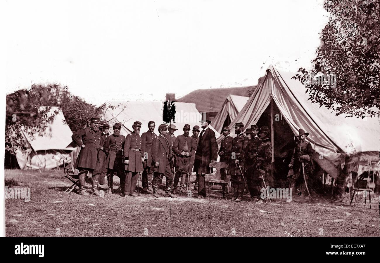 Il presidente Lincoln con Gen. George B. McClellan e gruppo di ufficiali nella battaglia di Antietam in Maryland. L'immagine è stata presa durante la sua visita al generale McClellan, comandante dell esercito del Potomac, incoraggiare "Little Mac' per attaccare l'esercito confederato. Foto Stock