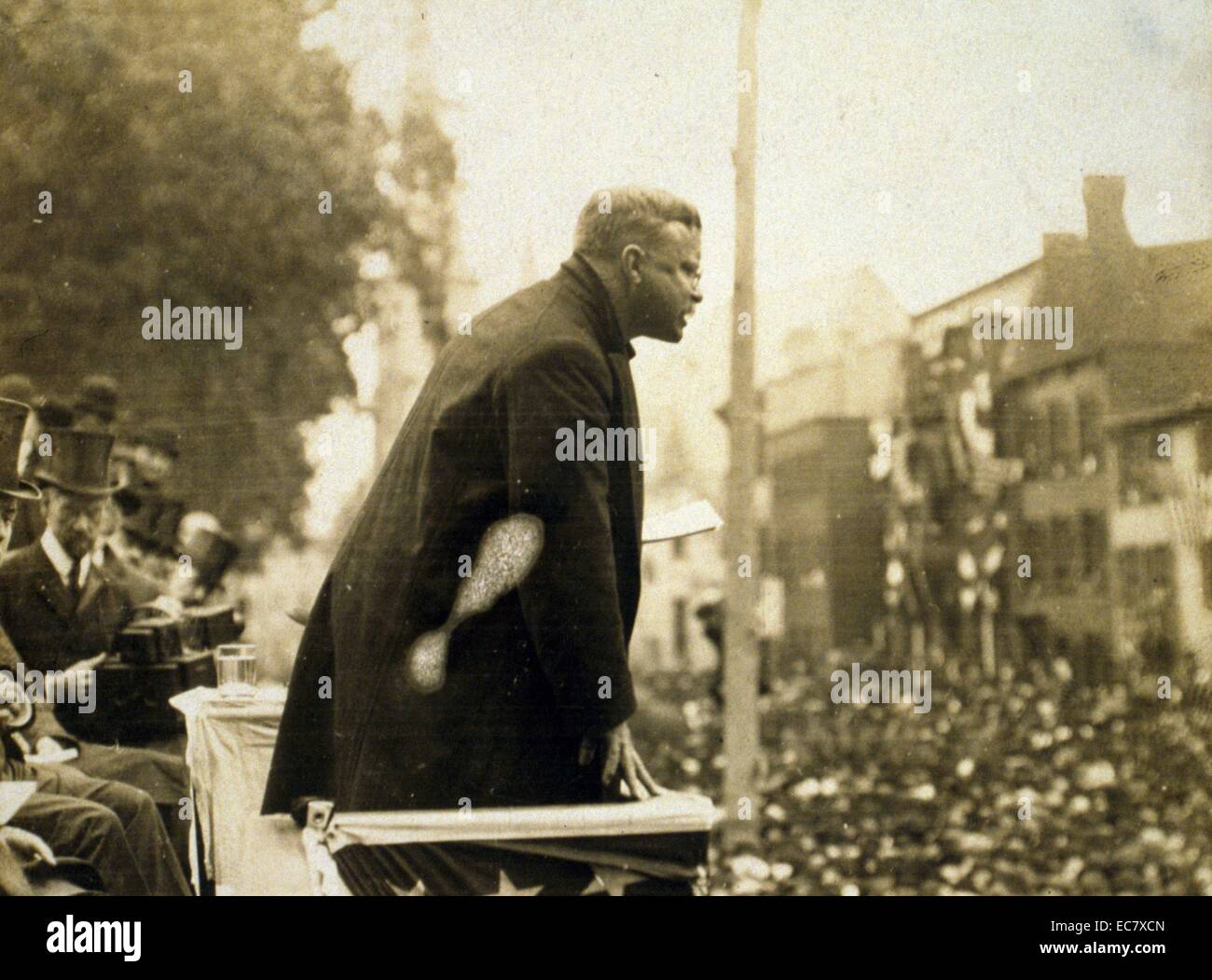 Presidente Theodore Roosevelt (1858-1919) affrontare una folla da un flag-drappeggiato podio. Roosevelt era un uomo politico americano, autore, naturalista, explorer e storico che ha servito come il ventiseiesimo Presidente degli Stati Uniti. Foto Stock