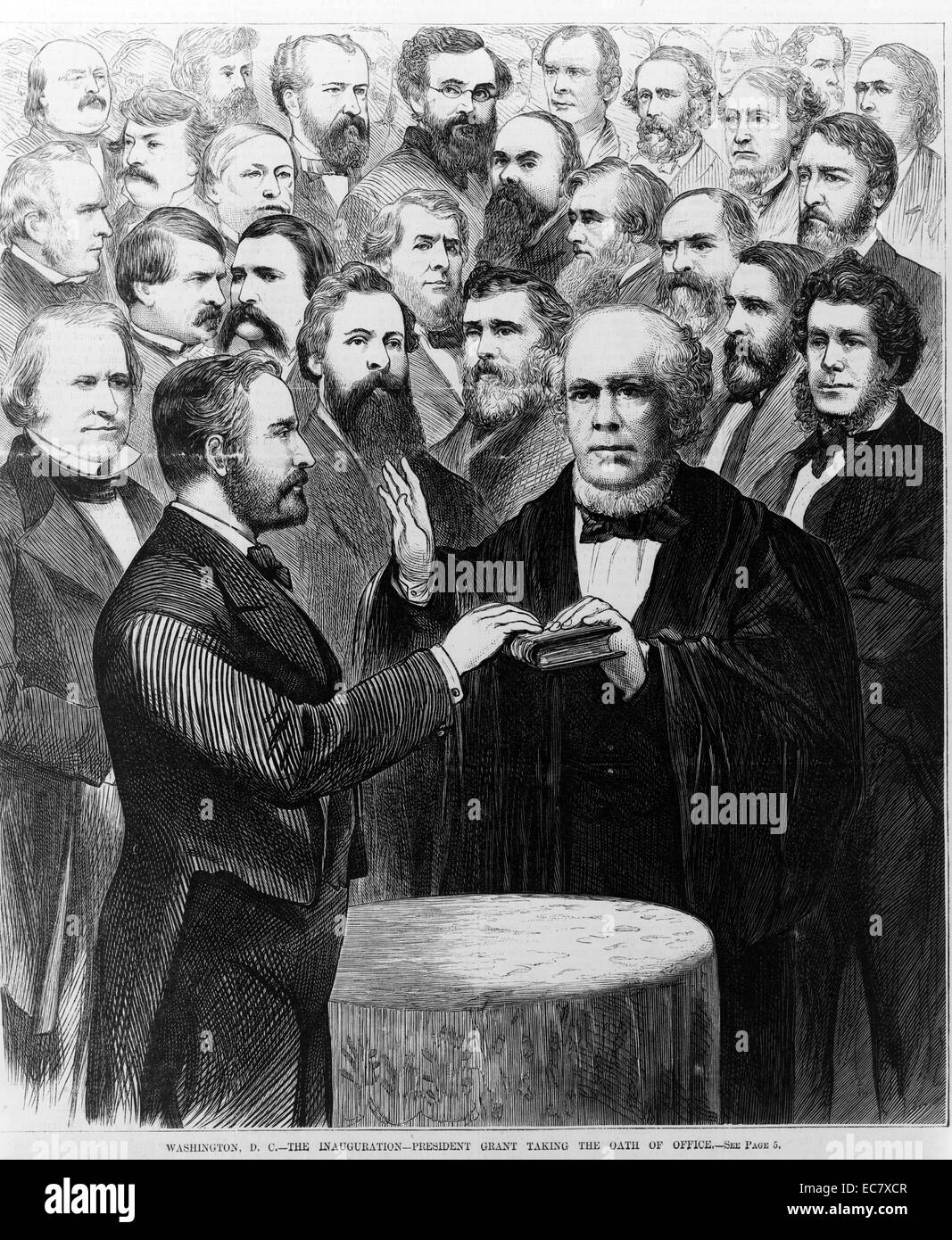 L'inaugurazione - Presidente Grant (1822-1885) tenendo il giuramento di ufficio. Chief Justice salmone P. Chase tenendo la Bibbia con la mano alzata e concedere con la mano sulla Bibbia, circondato dalla folla di uomini. Foto Stock