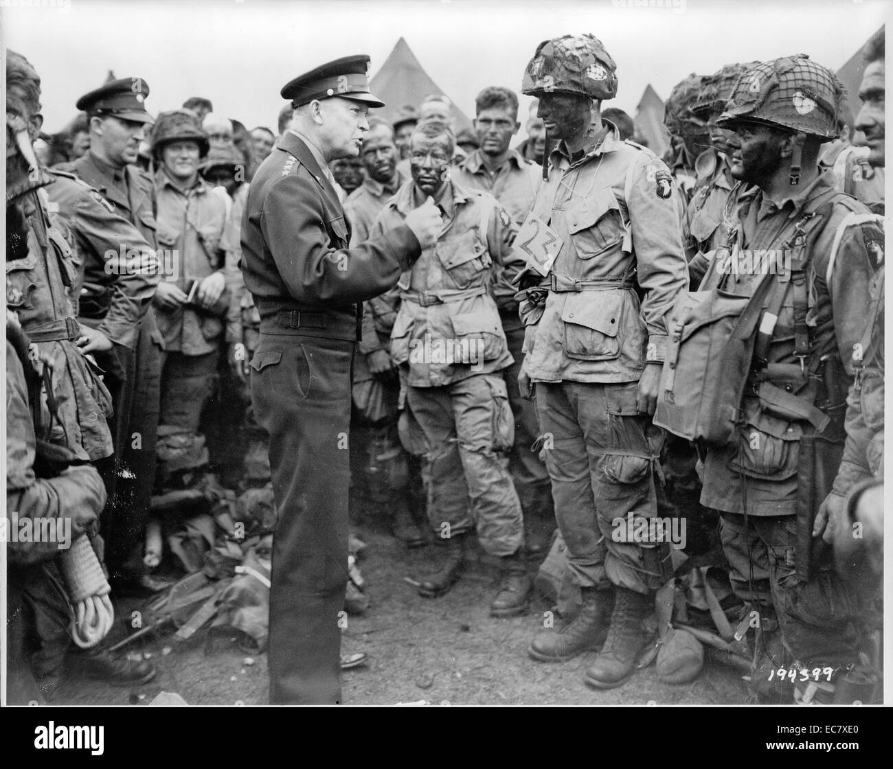 General Dwight D. Eisenhower dà l'ordine del giorno; "piena vittoria--niente altro' per i paracadutisti da qualche parte in Inghilterra; appena prima che i loro aerei per partecipare al primo assalto all'invasione del continente europeo; la Seconda Guerra Mondiale 1944 Foto Stock