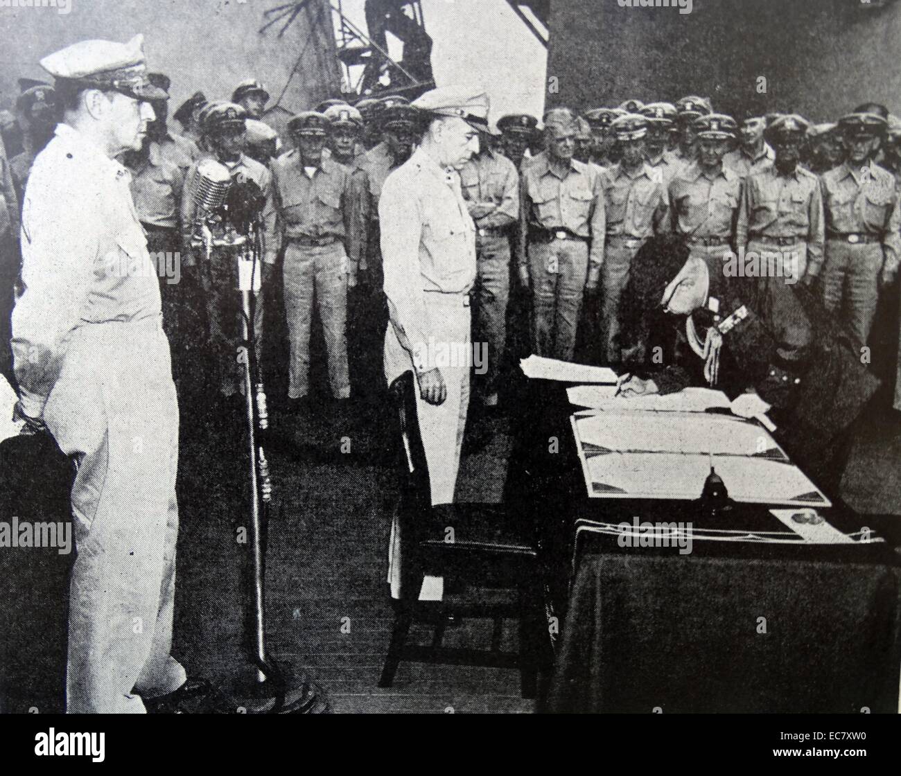 General Douglas MacArthur, il Comandante supremo alleato (sinistra) e di altri alleati ufficiali militari a guardare mentre il giapponese generale Umezu Yoshijiro segni documento di riscatto nella cerimonia a bordo della USS Missouri nella Baia di Tokyo, settembre 2nd, 1945. Foto Stock