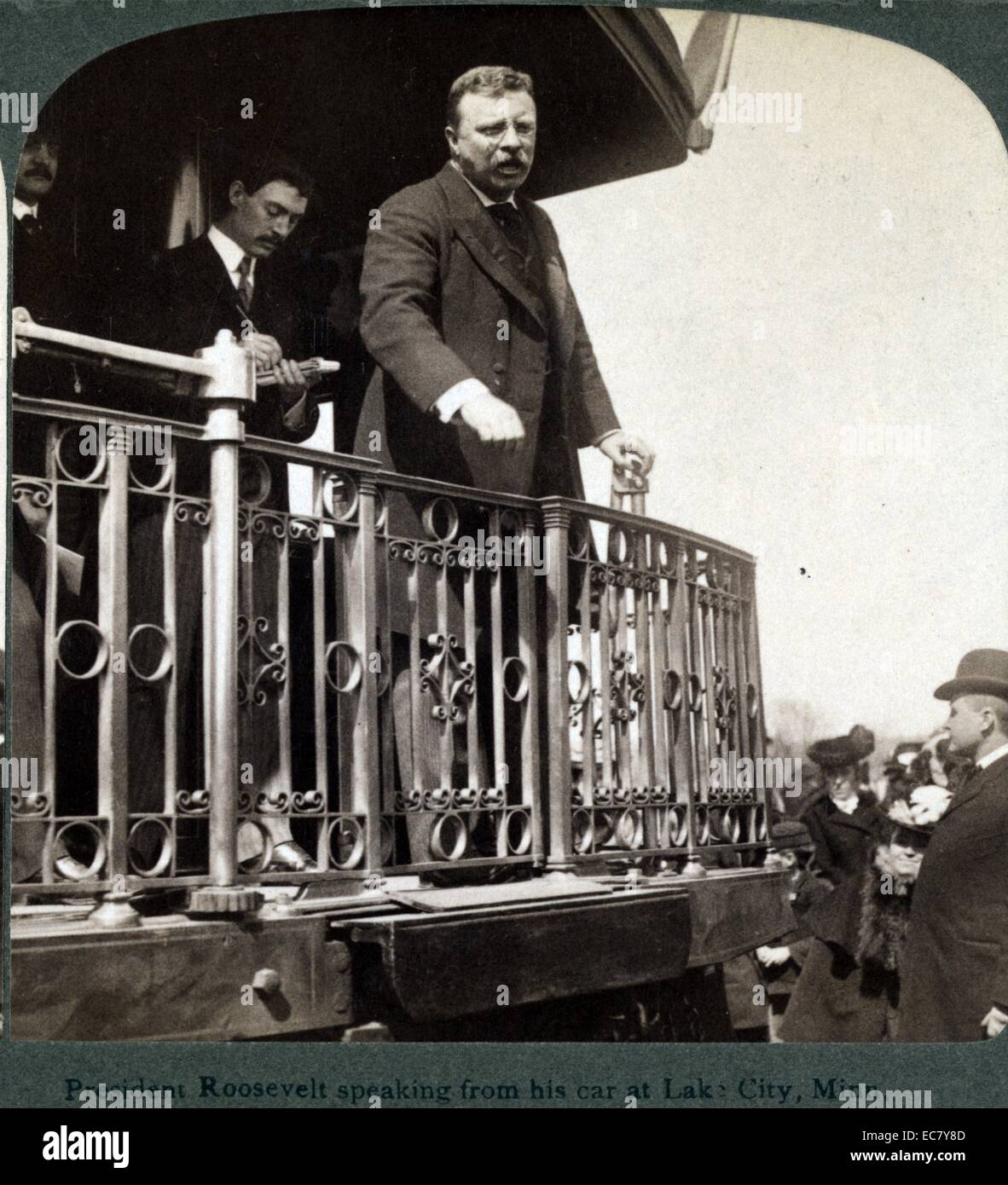 Presidente Theodore Roosevelt parlando dalla sua auto su un treno a Lake City, Minnesota. Theodore Roosevelt (1858 - 1919) era un uomo politico americano, autore, naturalista, explorer e storico che ha servito come il ventiseiesimo Presidente degli Stati Uniti. Foto Stock